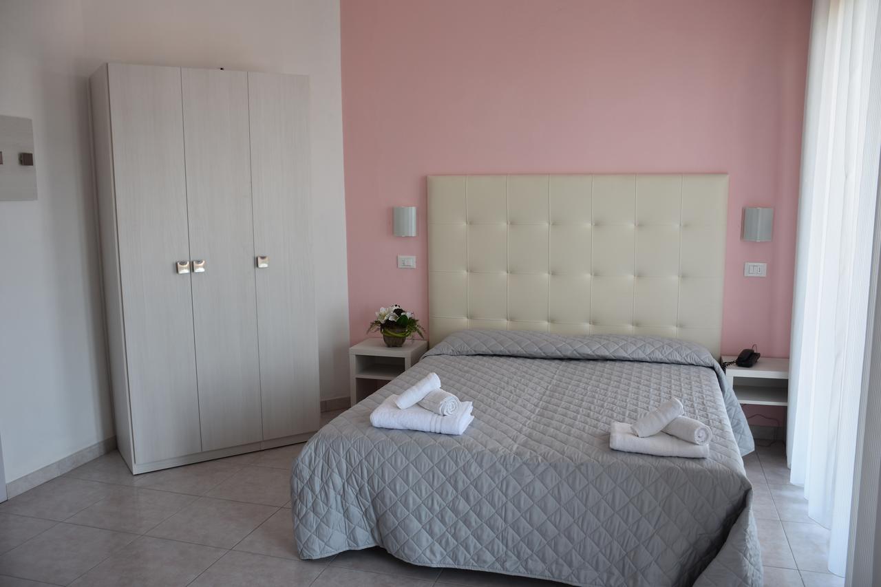 Hotel Gambrinus Rimini Exteriör bild