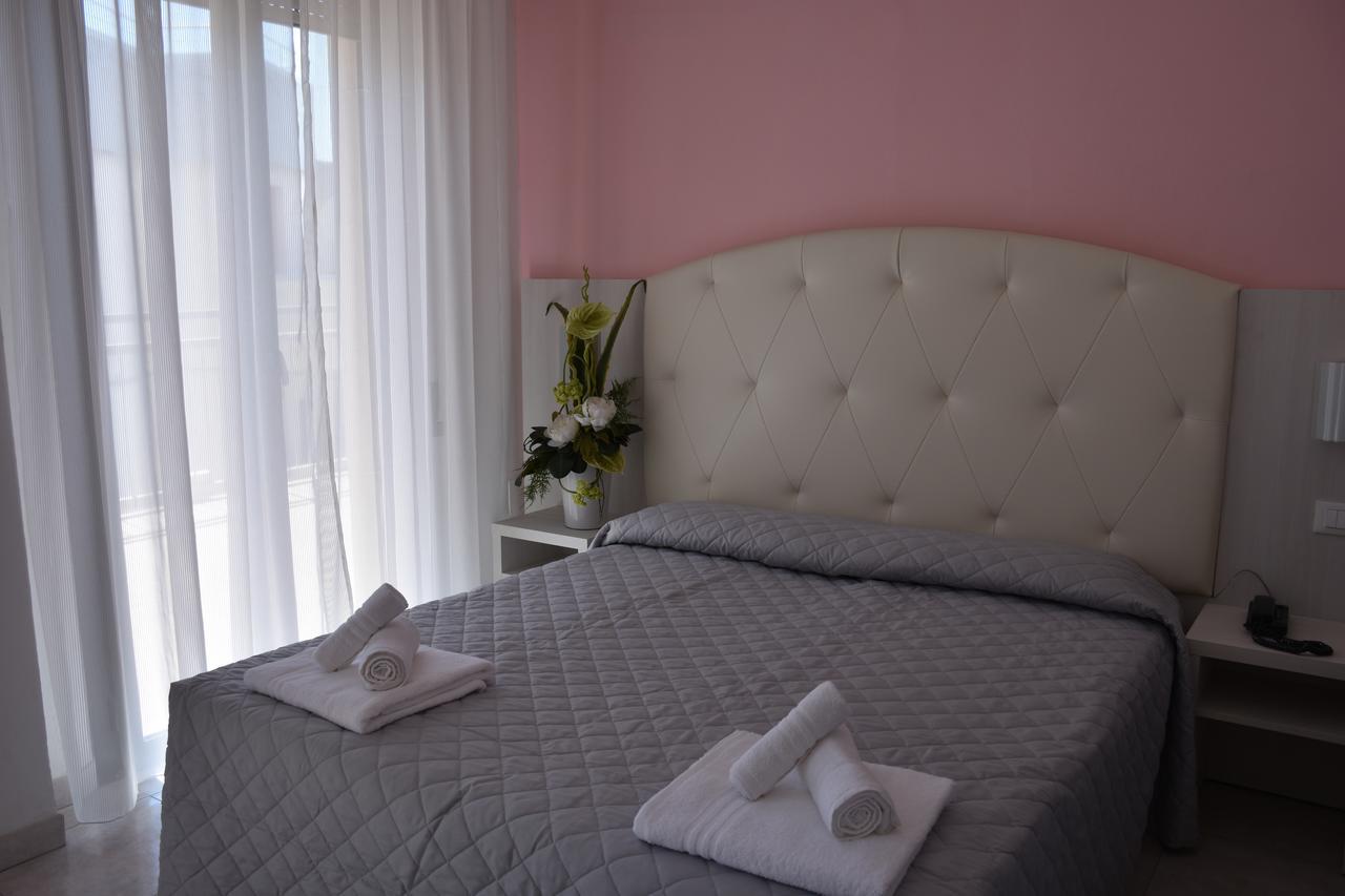 Hotel Gambrinus Rimini Exteriör bild