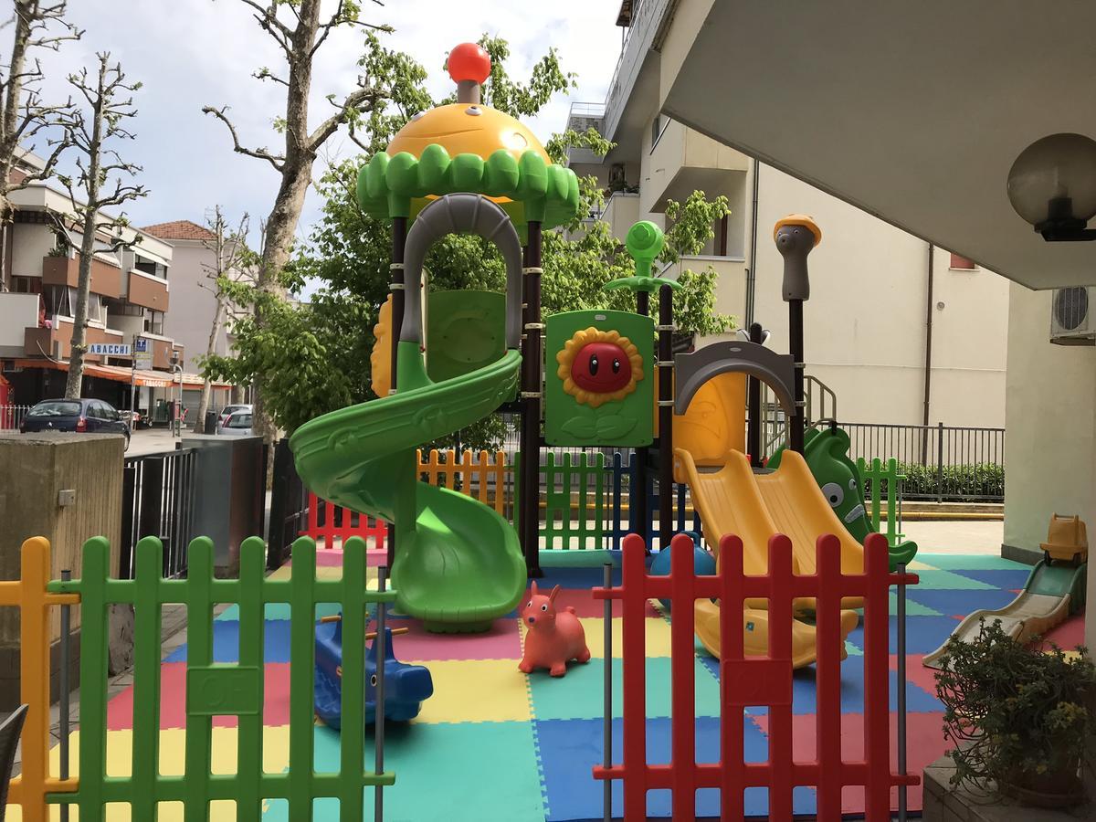 Hotel Gambrinus Rimini Exteriör bild